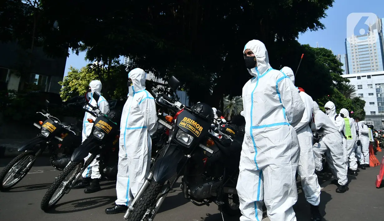 Tim pemburu Covid-19 saat acara pelepasan di Polda Metro Jaya, Jakarta, Senin (7/6/2021). Pembentukan dan pelepasan tim pemburu Covid-19 guna membantu masyarakat serta daerah yang terdapat penyebaran dan peningkatan kasus Covid-19 usai libur lebaran di ibu kota DKI. (Liputan6.com/Herman Zakharia)