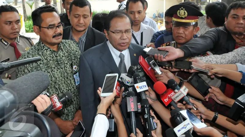 20151012-Menteri Rizal Ramli Sambangi KPK Serahkan Laporan Harta-Jakarta