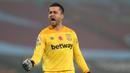 4. Lukasz Fabianski (West Ham United) - Meski terbilang tidak muda lagi, kiper berusia 35 tahun ini tampil cukup apik menjaga West Ham United. Lukasz Fabianski memiliki catatan 4 clean sheets dan 20 kali penyelamatan dalam laga West Ham United. (AFP/Catherine Ivill/pool)