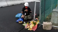 Seorang wanita melakukan ritual tradisional untuk cuaca baik saat sesi latihan MotoGP Mandalika 2022 di Pertamina Mandalika International Street Circuit, Mandalika, Lombok Tengah, Nusa Tenggara Barat, Jumat (18/3/2022). (SONY TUMBELAKA/AFP)