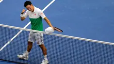 Petenis Jepang, Kei Nishikori berselebrasi setelah mengalahkan Marin Cilic dari Kroasia pada perempat final turnamen tenis AS Terbuka di New York, Rabu (5/9). Nishikori lolos ke semifinal dengan skor 2-6, 6-4, 7-6(5), 4-6, dan 6-4. (AP/Frank Franklin II)