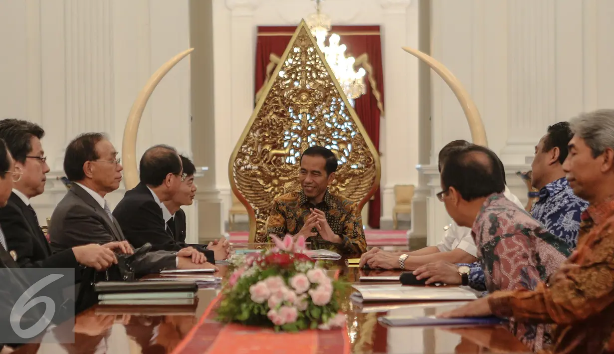 Presiden Joko Widodo berdiskusi dengan utusan khusus Perdana Menteri Jepang di Istana Merdeka, Jakarta, Jumat (10/7/2015). Pertemuan membahas hubungan bilateral dan kerjasama ekonomi antara kedua negara. (Liputan6.com/Faizal Fanani)