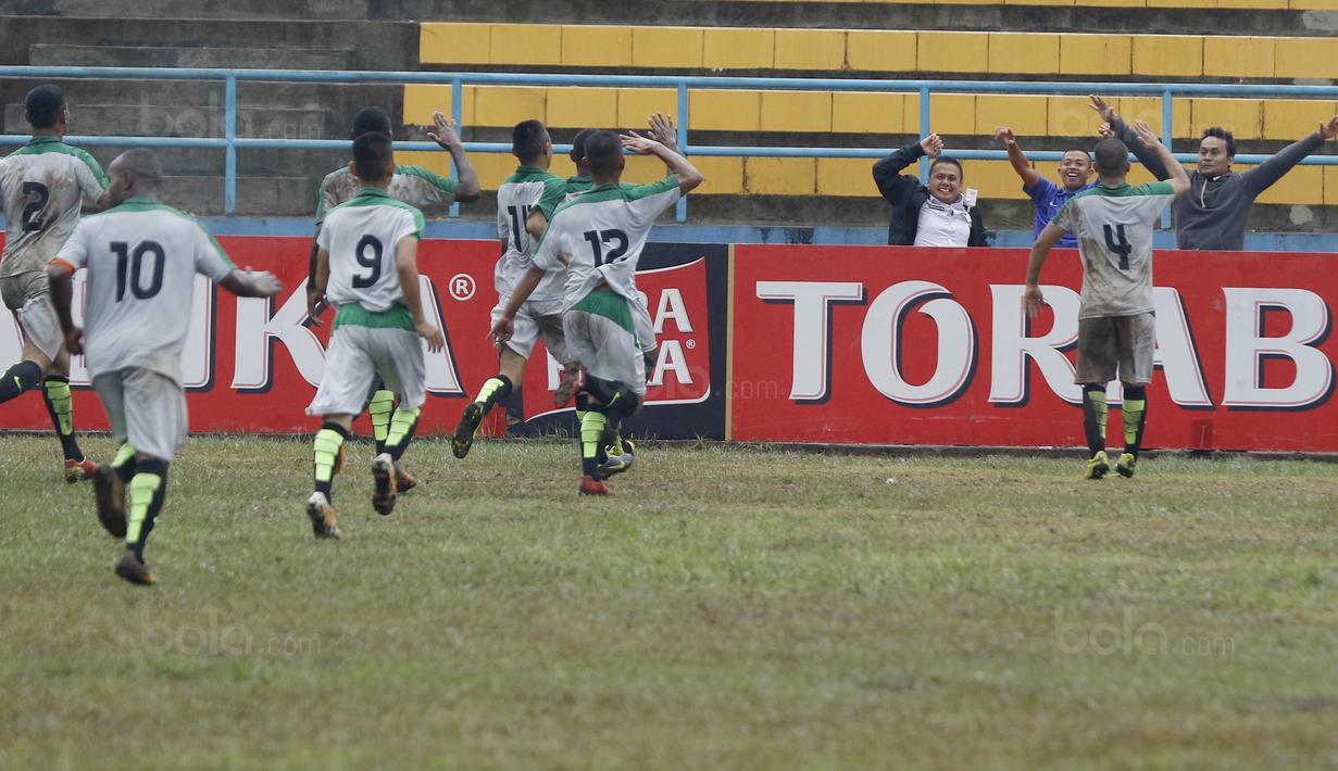 Pemain IPDN merayakan kemenangan atas Universitas Kuningan pada laga Torabika Campus Cup 2017 di Gor Jati Padjajaran, Jatinangor, Rabu (27/9/2017). IPDN menang 3-1 lewat adu penalti atas Universitas Kuningan. (Bola.com/M Iqbal Ichsan)