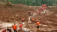 Pencarian korban hilang dalam longsor Gunung Lio, Pasir Panjang, Brebes. (Foto: Liputan6.com/BPBD Cilacap/Muhamad Ridlo)