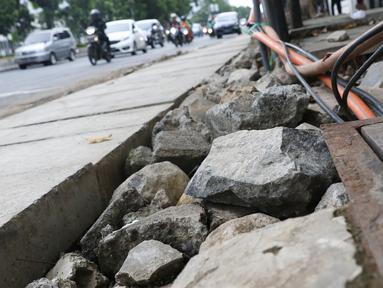 Kondisi bekas galian gorong-gorong di Jalan Hayam Wuruk, Jakarta, Rabu (20/2). Tidak maksimalnya perbaikan pascapembongkaran gorong-gorong menyebabkan trotoar di kawasan tersebut rusak dan dipenuhi kerikil serta batu. (Liputan6.com/Immanuel Antonius)