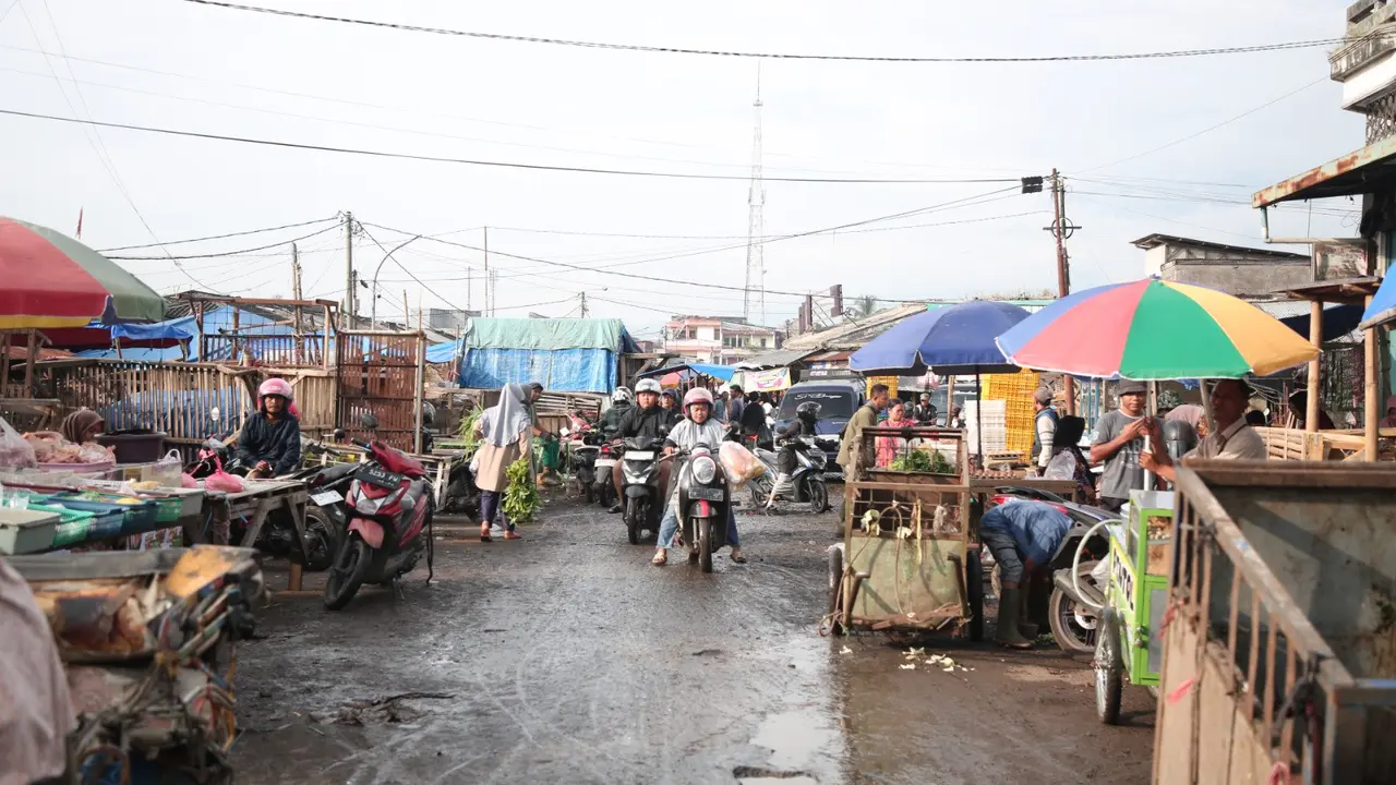 Nampak kondisi pasar Induk Guntur Ciawitali Garut, nampak kumuh dengan kehadiran para PKL yang menggunakan bahu jalan pasar. (Liputan6.com)