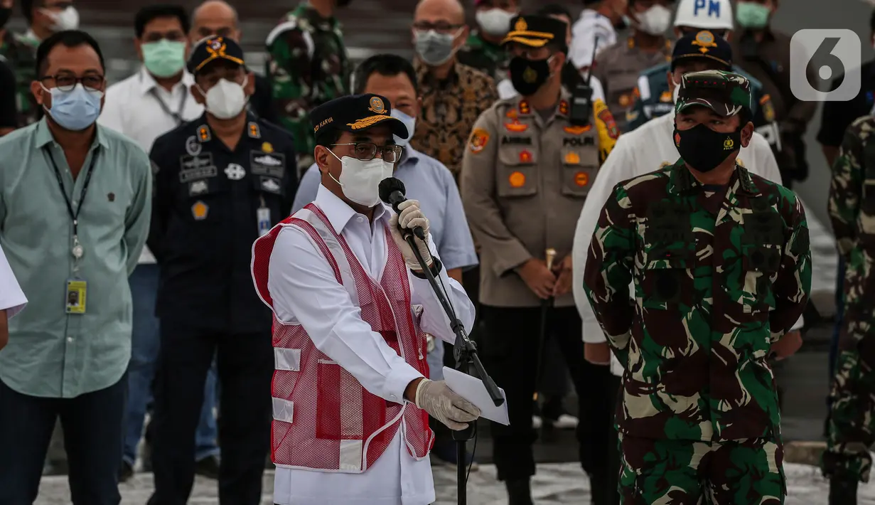 Menhub Budi Karya Sumadi (kiri) memberikan keterangan kepada wartawan terkait jatuhnya pesawat Sriwijaya Air  SJ 182 di JICT Tanjung Priok, Jakarta Utara, Selasa (12/1/2020). Black box atau kotak hitam pesawat Sriwijaya Air SJ182 telah ditemukan oleh pihak TNI AL. (Liputan6.com/Johan Tallo)