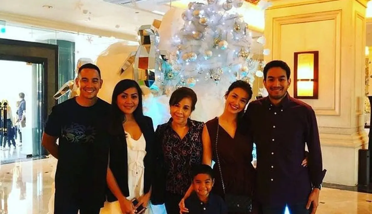 Velove Vexia dan Zakry Sulisto (Sumber: Instagram/vaelovexia
/putrisfarmer)