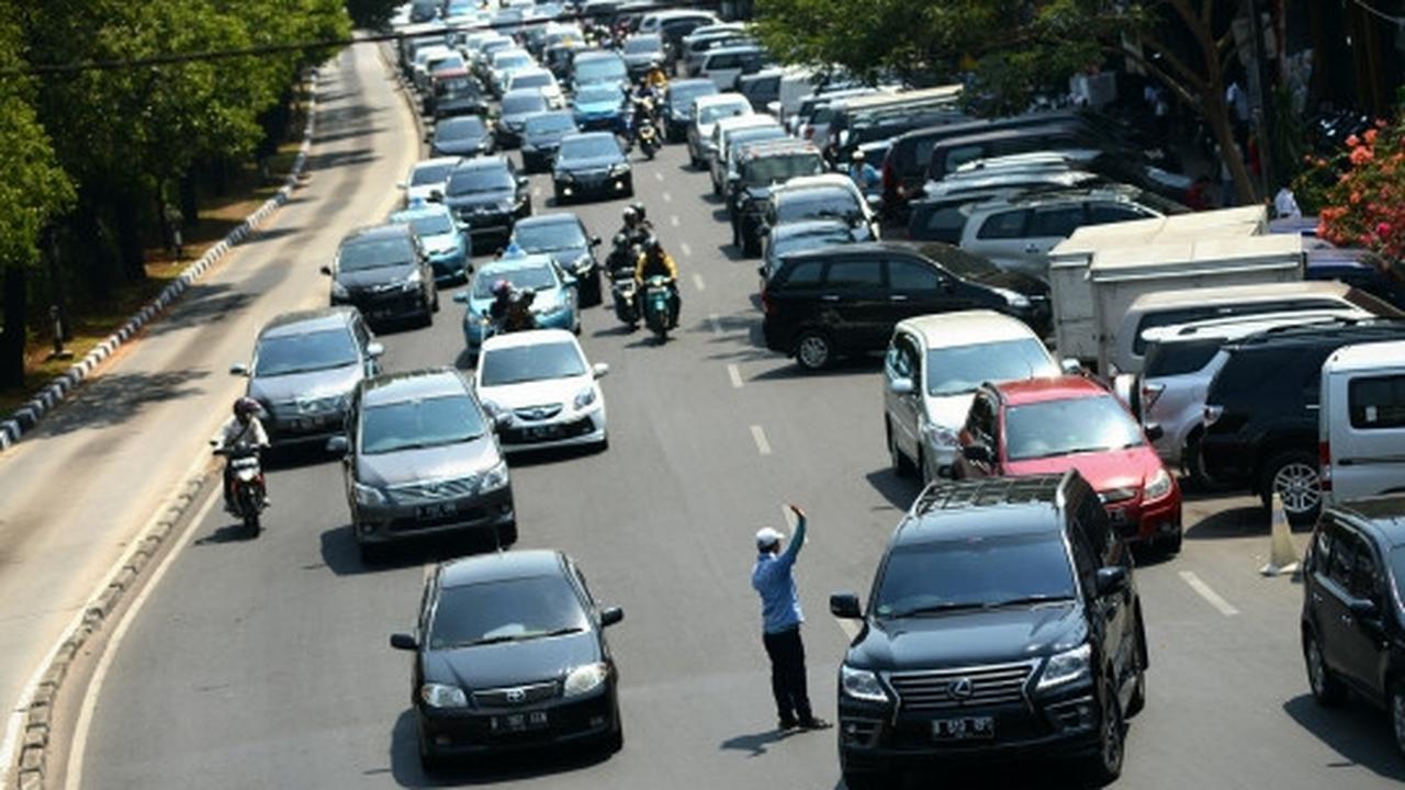 Kebijakan tarif flat parkir on street Dishub DKI ditentang Ahok