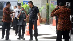 Kader Partai Perindo Kab Bengkulu Selatan, Juhari alias Jukak mengenakan masker tiba di gedung KPK, Jakarta, Rabu (16/5). Jukak ditangkap terkait suap proyek di Bengkulu Selatan dan tim mengamankan uang Rp 100 juta. (Merdeka.com/Dwi Narwoko)
