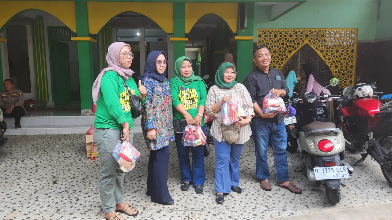 Anggota DPRD Kota Depok, Qonita Lutfiyah memberikan bantuan kebutuhan pokok kepada warga terdampak banjir di Perumahan Sawangan Asri, Sawangan, Depok. (Liputan6.com/Dicky Agung Prihanto)