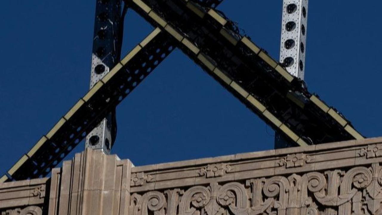 FOTO: Logo 'X' Raksasa Pengganti Twitter Berdiri di Atas Gedung Kantor Pusat di San Francisco