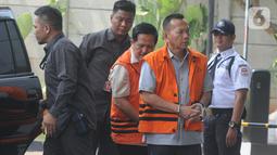 Mantan Ketua Komisi III DPRD Jambi Zainal Abidin dan Mantan Anggota Fraksi Partai Demokrat DPRD Jambi Effendi Hatta tiba di Gedung KPK, Jakarta, Senin (14/10/2019). Zainal  dan Hatta diperiksa sebagai tersangka terkait kasus dugaan menerima suap pengesahan APBD 2017-2018. (merdeka.com/Dwi Narwoko)