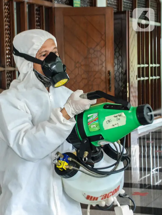 Petugas melakukan Penyemprotan Disinfektan di Masjid Baiturrahman Kompleks Parlemen, Senayan, Jakarta, Kamis (22/10/2020). Sekjen DPR Indra Iskandar menjelaskan penutupan dilakukan untuk sterilisasi dan Penyemprotan disinfektan demi mencegah penyebaran COVID-19. (Liputan6.com/Johan Tallo)
