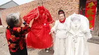 Mengenang pernikahannya, Xiang Junfeng setiap hari mengenakan gaun pernikahannya.