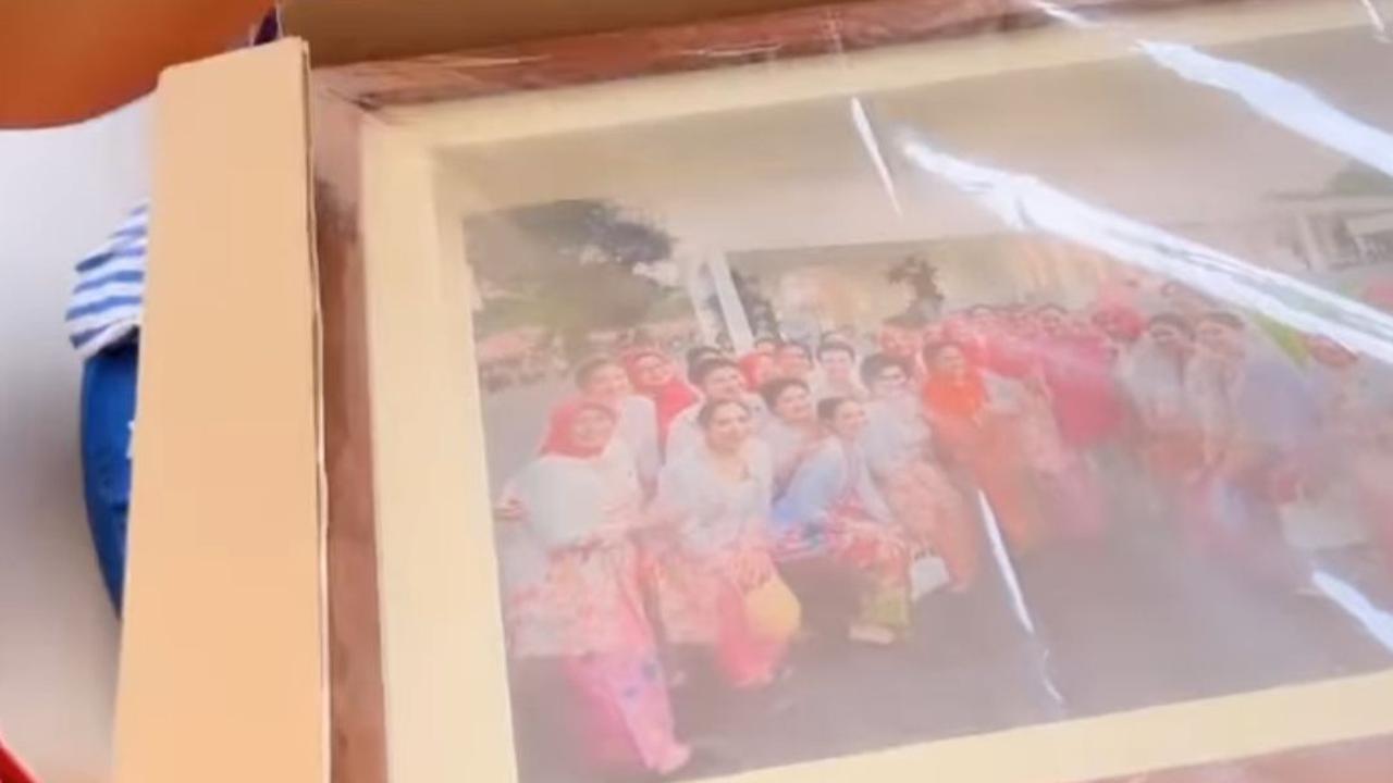 Okky Lukman kemudian membuka bingkisan yang pertama. Tampak bingkisan berwarna merah.