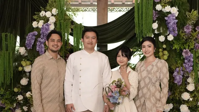 Febby Rastanty saat Lamaran sang Adik kompak pakai kebaya coklat serasi dengan kain bawahannya. [@febbyrastanty]