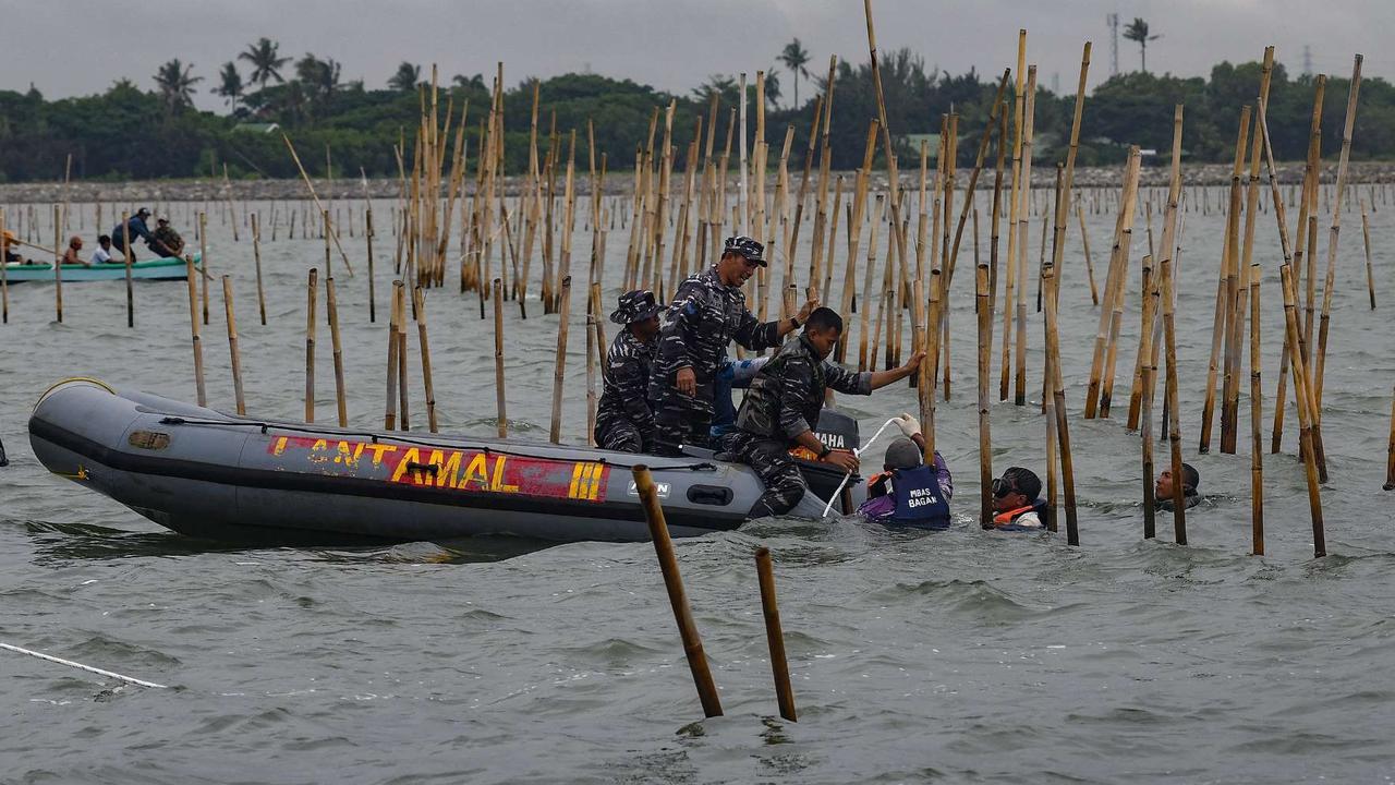 FOTO: Aksi Ribuan Pasukan TNI AL dan Nelayan Bersatu Bongkar Pagar Laut Misterius di Tangerang