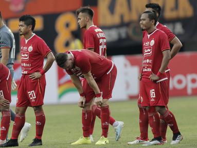Pemain Persija Jakarta tampak lesu usai ditaklukkan Perseru Badak Lampung pada laga Liga 1 2019 di Stadion Patriot, Bekasi, Minggu (1/9). Persija takluk 0-1 dari Badak Lampung. (Bola.com/M Iqbal Ichsan)