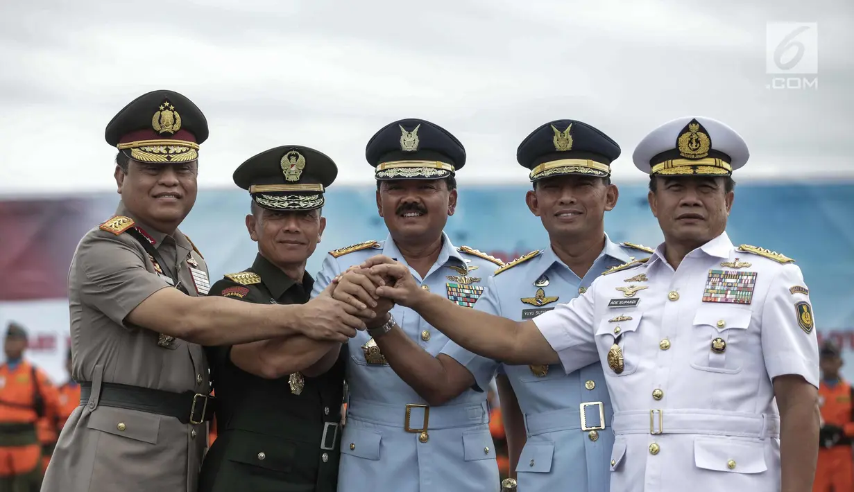 Panglima TNI Marsekal Hadi Tjahjanto, KSAU Marsekal TNI Yuyu Sutisna, KSAL Laksamana TNI Ade Supandi, KSAD Jenderal Mulyono dan Wakapolri Komjen Pol. Syafruddin usai upacara serah terima jabatan KSAU, Jakarta, Jumat (19/1). (Liputan6.com/Faizal Fanani)
