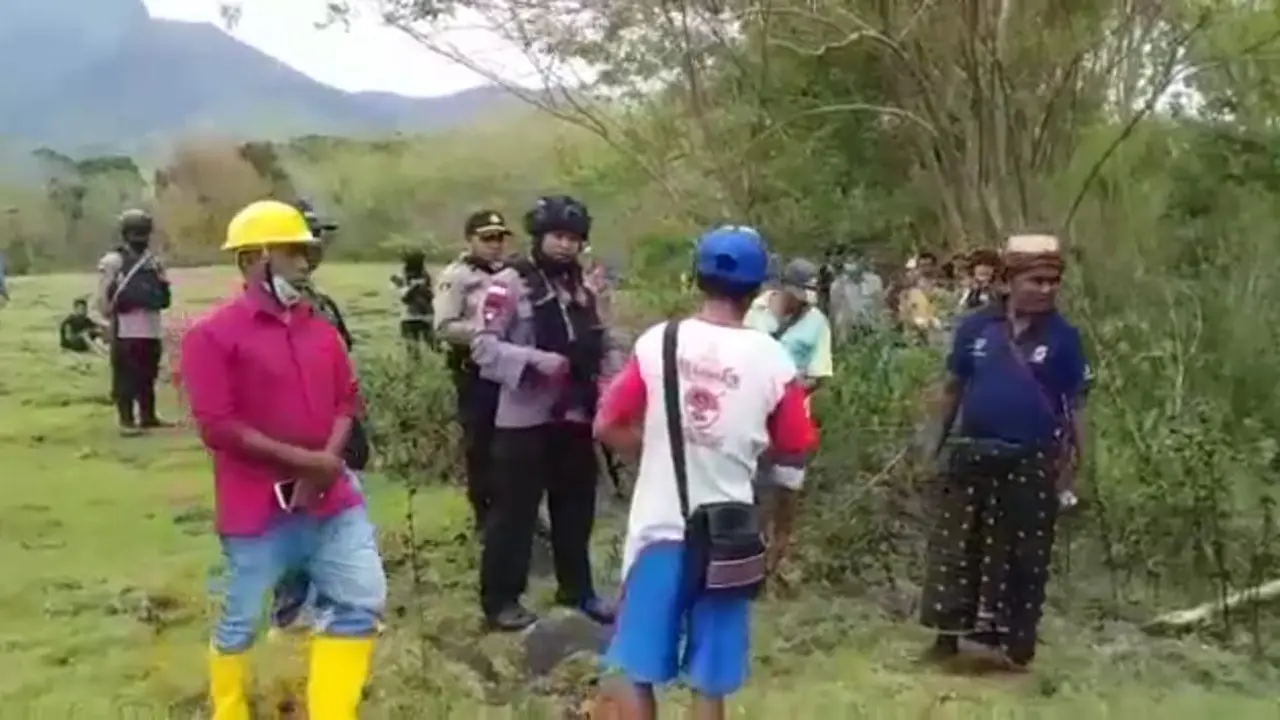 Masyarakat adat bersih tegang dengan petugas dan aparat keamanan di lokasi. (Foto Istimewah)