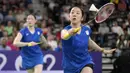 Pebulu tangkis ganda putri Jepang, Mayu Matsumoto/Wakana Nagahara memukul kok ke arah pasangan Indonesia, Apriyani Rahayu/Siti Fadia Silva pada laga Grup B bulu tangkis Olimpiade Paris 2024 di Porte de la Chapelle Arena, Paris, Prancis, Sabtu (27/07/2024). (AP Photo/Dita Alangkara)