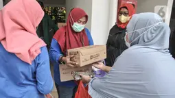 Warga membeli bahan pangan dari Program Pangan Bersubsidi di RPTRA Permata Intan, Bidara Cina, Jakarta Timur, Rabu (9/2/2022). Program Pangan Bersubsidi inisebagai upaya meningkatkan aksesibilitas masyarakat terhadap kebutuhan pangan di masa pandemi. (merdeka.com/Iqbal S Nugroho)