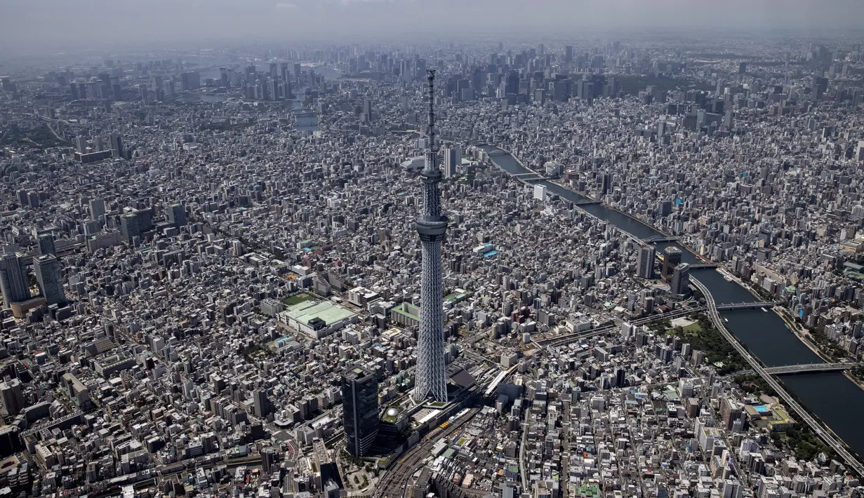 Foto udara ini menunjukkan cakrawala Tokyo dan Tokyo Skytree saat kota tersebut bersiap untuk menjadi tuan rumah Olimpiade 2020, di Tokyo pada 19 Juli 2021. Olimpiade Tokyo 2020 digelar mulai 23 Juli 2021, mundur setahun dari agenda semula akibat pandemi virus corona Covid-19. (Behrouz MEHRI/AFP)