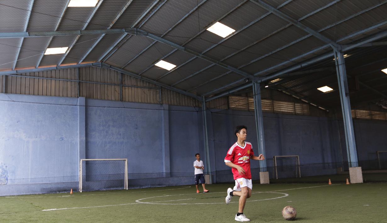 Ibrahim Zikri, terus berlatih passing, dribbling dan shooting untuk meningkatkan kemampuannya sebelum keberangkatannya ke MU. (Bola.com/Vitalis Yogi Trisna)
