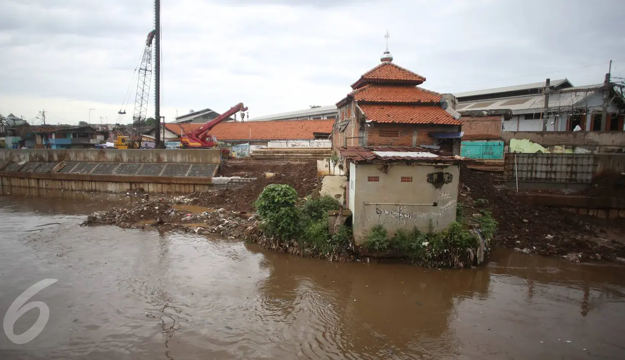 Mushala Assa'adah masih berdiri kokoh di bantaran Sungai Ciliwung, Bukit Duri, Jakarta, Kamis (2/2). Rencananya mushala ini akan segera dibongkar setelah pengerjaan bangunan mushala baru di kawasan tersebut selesai. (Liputan6.com/Immanuel Antonius)