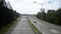 Kendaraan melintasi Jalan Tol BSD-Jakarta yang terlihat lengang di Bintaro, Tangerang Selatan, Rabu (22/4/2020). Sejak pemberlakuan PSBB untuk memutus penularan COVID-19 di wilayah Jakarta dan sekitarnya, aktivitas kendaraan menurun hingga 35 persen. (merdeka.com/Dwi Narwoko)