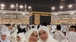 Ingin memperlihatkan wajahnya dengan jelas, foto Sarita Abdul Mukti dan Shania Salsabila kembali diambil dengan jarak yang cukup dekat. (Foto: Instagram/@_shaniasalsabila)