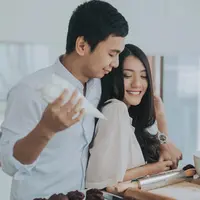 "Persiapan diurus sama keluarga. Kalau gue pribadi nurut sama kata nyokap karena ini anak pertama yang nikah jadi dia lagi excited. Karena nyokap ngurusin, gue sibuk bikin film aja," ujar Dika. (Instagram/aldosinarta)