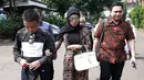 Bella tiba di Pengadilan sekitar pukul 11.45 WIB dengan mengendarai mobil Alphard. Dengan mengenakan hijab warna hitam dan busana terusan panjang batik dan kaca mata warna gelap. Tidak lama setelah itu, azan berkumandang. (Deki Prayoga/Bintang.com)