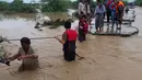 Petugas penyelamat membantu penduduk desa untuk mengevakuasi mereka dari daerah banjir yang disebabkan hujan lebat, di Lasbella, sebuah distrik di provinsi Baluchistan barat daya Pakistan (26/7/2022). Para pejabat mengatakan, pada hari Rabu, penyelamat yang didukung oleh pasukan menggunakan perahu dan helikopter untuk mengungsi ratusan orang terdampar dari barat daya Pakistan, di mana banjir yang dipicu oleh hujan telah menewaskan 104 orang sejak bulan lalu. (AP Photo/Hamdan Khan)