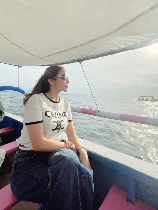Di Banyuwangi, banyak momen seru ia abadikan. Salah satunya ialah momen naik perahu untuk menikmati sensasi deburan ombak dan air laut di perairan Banyuwangi. Selama musim liburan sekolah, tidak heran Momo banyak luangkan waktu untuk liburan bersama anak-anak. (Liputan6.com/IG/@therealmomogeisha)
