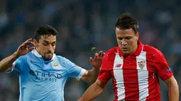 Gelandang Sevilla, Yevhen Konoplyanka  (kanan) berusaha melewati gelandang City, Jesus Navas  pada pertandingan liga Champions di Etihad Stadium, Kamis (22/10/2015). City menang atas Sevilla dengan skor 2-1. (Reuters/Phil Noble)