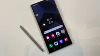 Samsung Galaxy S24 Ultra yang dirilis dengan layar lebih datar dan bodinya terbuat sepenuhnya dari titanium (Liputan6.com/ Agustin Setyo Wardani)