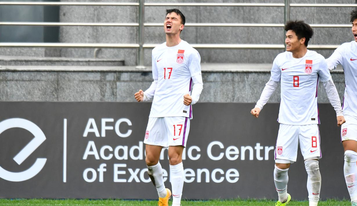 Selebrasi pemain China U-20, Mutalifu Yimingkari setelah mencetak gol ke gawang Korea Selatan U-20 pada laga perempatfinal Piala Asia U-20 2023 di JAR Stadium, Tashkent, Uzbekistan, Minggu (12/3/2023). (AFC/Adam Aidil)