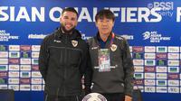 Pelatih Timnas Indonesia Shin Tae-yong (kanan) serta pemain Calvin Verdonk saat menghadiri konferensi pers pra pertandingan melawan Bahrain dalam lanjutan putaran 3 Kualifikasi Piala Dunia 2026 pada Rabu (9/10/2024) malam WIB. (Dok. PSSI)