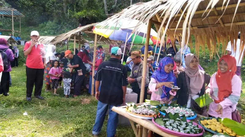 Beragam jajanan Ndeso alias kuliner tradisional di Pasar Sunyalangu bayarnya pakai koin pinus. (Foto: Liputan6.com/Adib untuk Muhamad Ridlo)