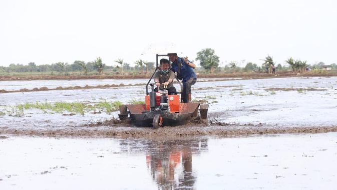 Alsintan Bantu Petani Tanah Datar Sumbar Percepat Garap Lahan Pertanian - Vimarsana News