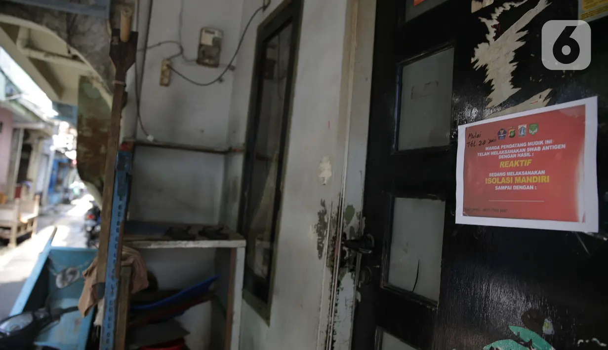 Salah satu rumah warga yang sedang isolasi madiri di zona merah COVID-19 Kelurahan Petogogan RT 006 RW 003, Jakarta, Selasa (22/6/2021). Pemerintah Provinsi DKI Jakarta memperbarui data zona pengendalian virus Corona di tingkat rukun tetangga (RT) se-Ibu Kota.  (Liputan6.com/Faizal Fanani)