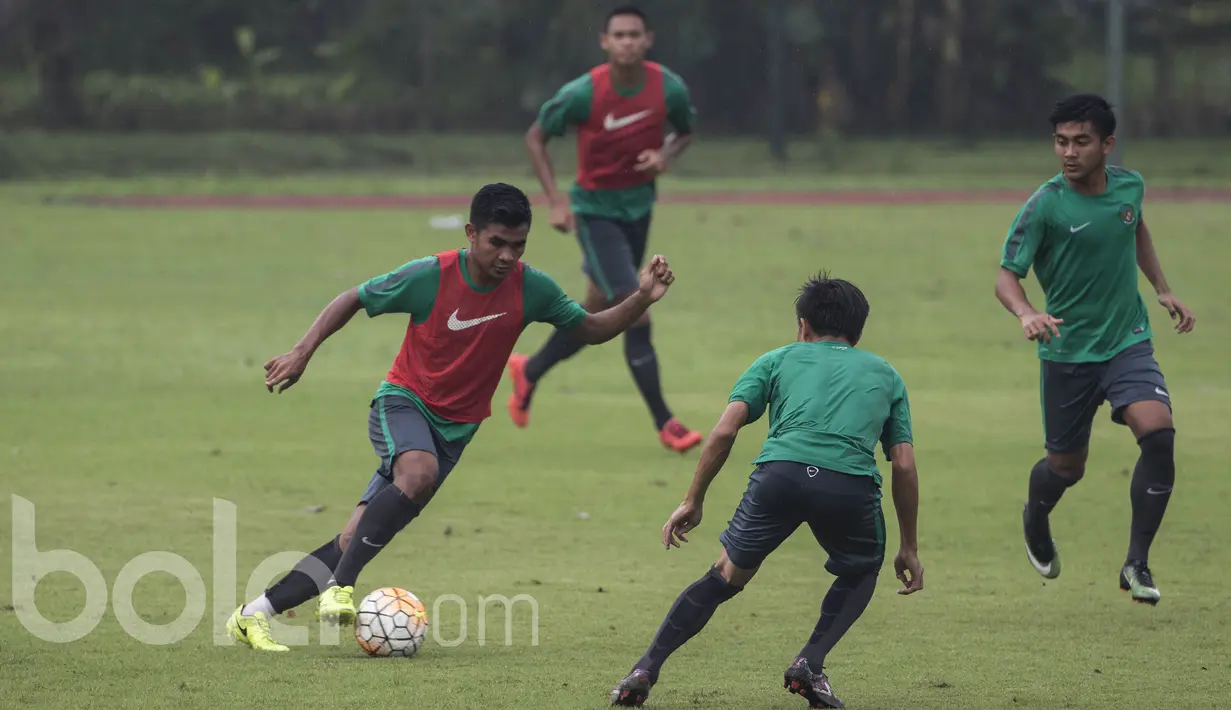 Pemain Timnas Indonesia U-22, Asnawi Mangkualam, menggiring bola saat latihan di Lapangan SPH Karawaci, Banten, Rabu (10/5/2017). (Bola.com/Vitalis Yogi Trisna)