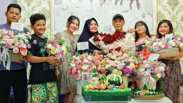 Curhat Sulitnya Jadi Anak Pertama, Ini 6 Potret Via Vallen dan Keluarga