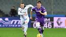 Striker Fiorentina, Dusan Vlahovic (kanan) menguasai bola dibayangi gelandang Spezia, Nahuel Estevez dalam laga lanjutan Liga Italia 2020/21 pekan ke-23 di Artemio Franchi Stadium, Jumat (19/2/2021). Fiorentina menang 3-0 atas Spezia. (LaPresse via AP/Jennifer Lorenzini)