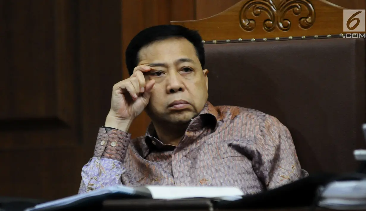Terdakwa dugaan korupsi proyek e-KTP Setya Novanto saat mengikuti sidang lanjutan di Pengadilan Tipikor, Jakarta, Senin (15/1). Sidang bergaendakan mendengar keterangan saksi. (Liputan6.com/Helmi Fithriansyah)
