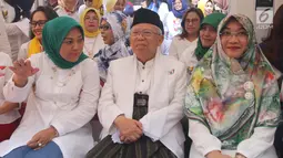Cawapres nomor urut 1 Ma'ruf Amin (tengah) didampingi istrinya, Wuri Estu Handayani (kanan) saat menghadiri deklarasi dukungan dari Perempuan Indonesia untuk Joko Widodo-KH Ma'ruf Amin (P-IJMA) di Jakarta, Sabtu (22/9). (Liputan6.com/Herman Zakharia)