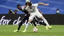 Gelandang Real Madrid, Federico Valverde berebut bola dengan pemain Sheriff, Adama Traore pada pertandingan grup D Liga Champions di stadion Bernabeu di Madrid, Spanyol, Rabu (29/9/2021). Sheriff menang atas tuan rumah Real Madrid 1-2. (AP Photo/Jose Breton)