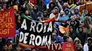 Dukungan suporter AS Roma dengan spanduk untuk memberikan semangat kepada timnya pada laga Serie A di Artemio Franchi stadium, Florence, (5/11/2017). AS Roma menang 4-2. (AFP/Tiziana Fabi)
